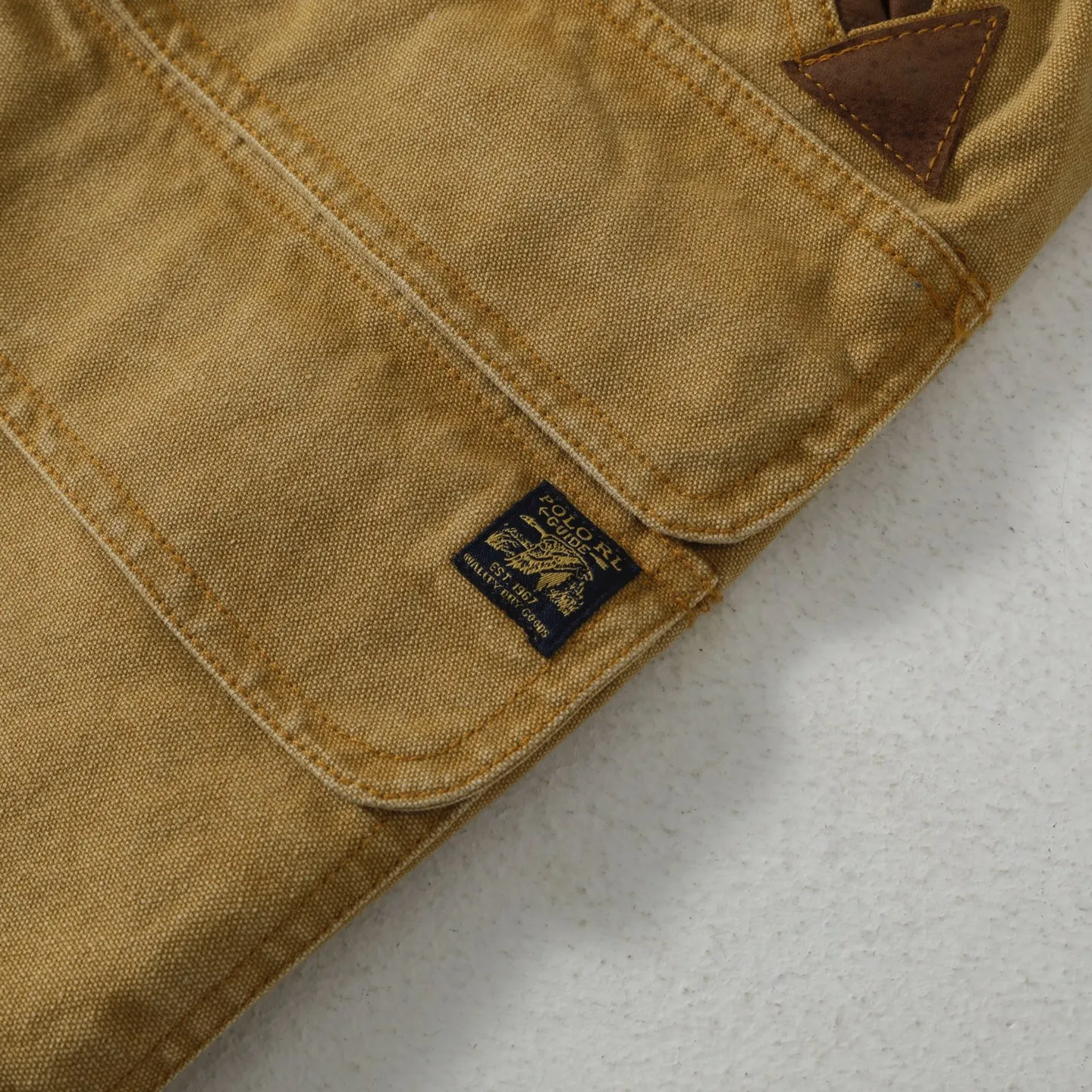 P490 #R13 Ralph Lauren Polo Country Hunting Heavy Industry Second-hand Jacket POLO Ralph Lauren 25th Spring New Casual Splicing Versatile Jacket WMPOOTWN Top is light and soft to wear, which is also a very popular Barn style recently. The version is very correct, comfortable to wear and has a sense of style at the same time. The splicing details are also very exquisite. The 100% pure cotton has just the right hardness and is not that stiff!! It is a very outstanding piece, and the texture and fit can be seen immediately on the upper body. This collection is fantastic, both in design and fabric. Retro and timeless Color: Khaki Size: M-XXL M: Bust 120 Length 72 Sleeve length 62 Shoulder width 49 L: Bust 124 Length 74 Sleeve length 63 Shoulder width 50